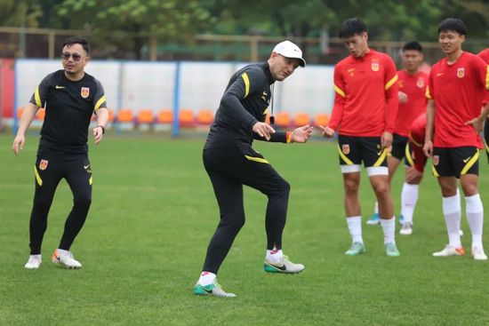 五位青铜圣斗士星矢、紫龙、冰河、瞬、一辉齐齐登场，将“战斗女神”雅典娜团团围住，背景的醒目英文“SAVE 待在家中！