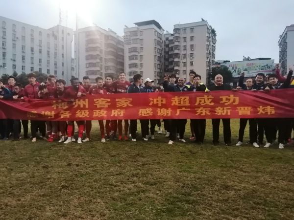 温子仁监制《招魂4》 本·哈迪、米娅·汤姆林森加盟 2024-09-23 据Deadline独家报道， 本·哈迪、米娅·汤姆林森，将与“沃伦夫妇”帕特里克·威尔森、维拉·法米加一起出演《招魂》系列完结篇电影《招魂：最后的仪式》（The Conjuring: Last 米娅·高斯冷热兵器大比拼？