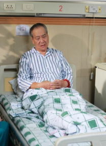 照片中，安娜穿着红色连衣裙，长卷发披肩，可以看出她小腹明显凸起，引发外界关于她怀孕的猜测，不过Karla已经删了照片。