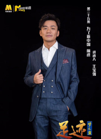 贝克汉姆、维多利亚、他们14岁的儿子布鲁克林、10岁的罗密欧、8岁的克鲁兹，还有两岁的小女儿哈珀全都出现在镜头里。