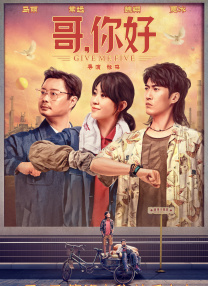 表舅《盗垒失败》路透 马特·史密斯人群中超抢眼 2024-11-12 当地时间11月11日，美国纽约，“表舅”奥斯汀·巴特勒、导演达伦·阿伦诺夫斯基、马特·史密斯、雷吉娜·金现身电影《盗垒失败》（Caught Stealing‎）拍摄现场。