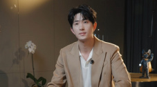 同时，主演梅丽莎·麦卡西、克里斯汀·韦格、凯特·麦克金农、莱斯莉·琼斯也曝光了新剧 克里斯梅西纳加盟《利器》 与艾米亚当斯演对手戏 2017-03-21 据外媒消息，好莱坞影星克里斯·梅西纳确认加盟HBO惊悚剧集《利器》，他将出演一位调查谋杀案的警探，并与女一号艾米·亚当斯共同揭开小镇上不为人知的秘密。