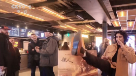 伊莫琴身穿开露胸黑色短裙妩媚迷人，与扎克搂腰热聊欢笑不断显得很是亲密。