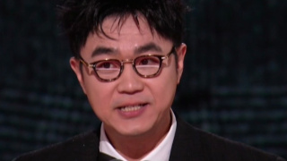 李丹半开玩笑回答：“我把他拉着留下来，先喂粒安眠药让他睡一觉。